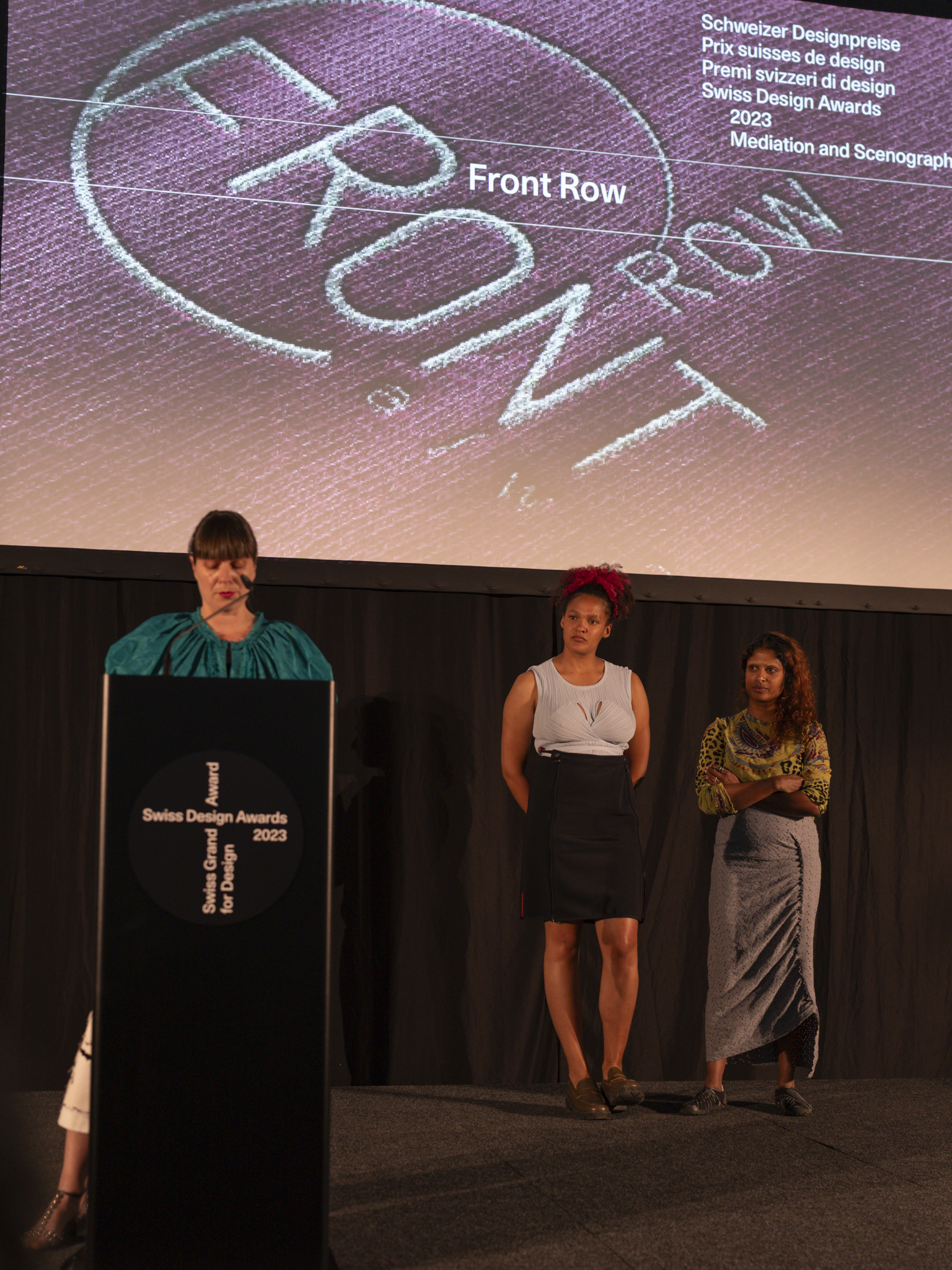 Jury member Evelyne Roth and the winners of the category research (Frond Row